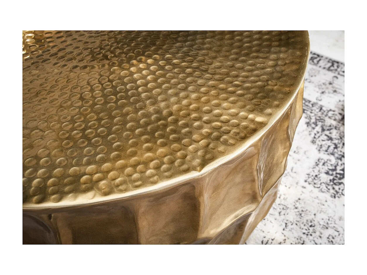 Table basse TRIANE dorée 70 cm – Aluminium martelé design relief géométrique