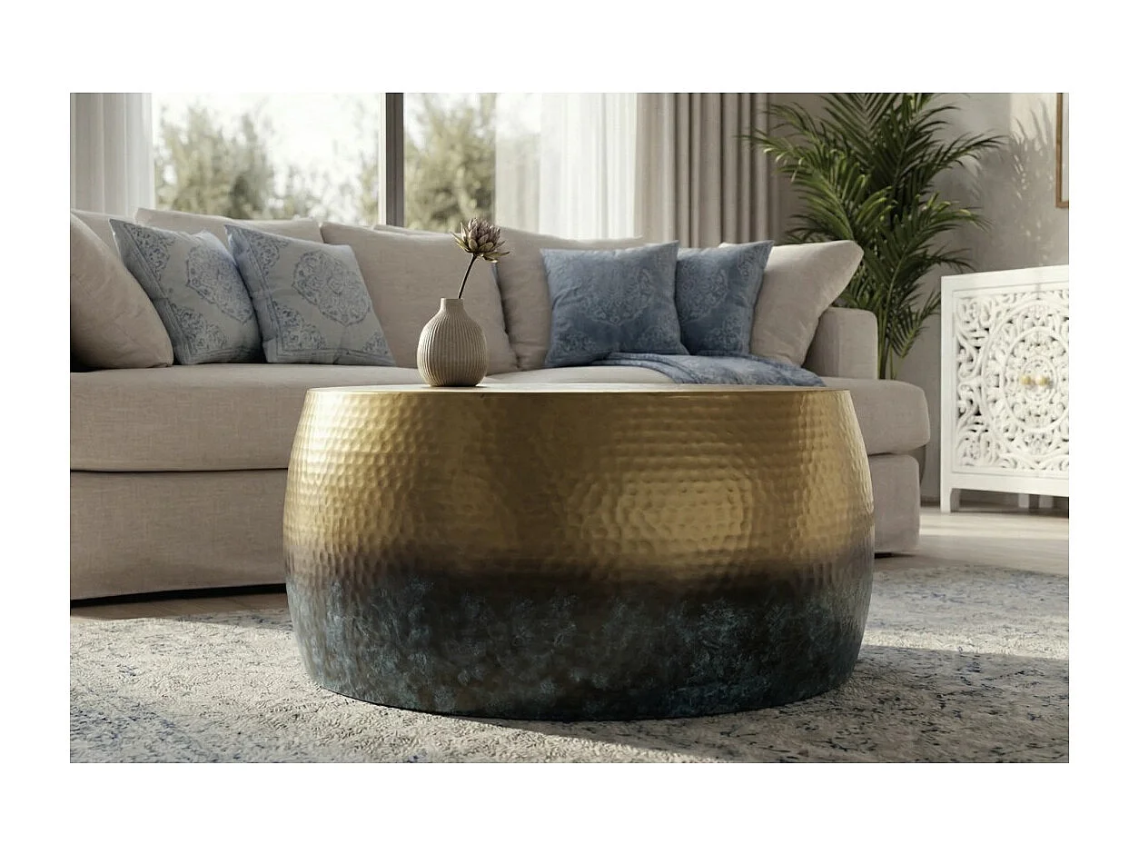 Table basse TRIANE 60 cm en aluminium doré et bleu – Table basse ronde design effet martelé