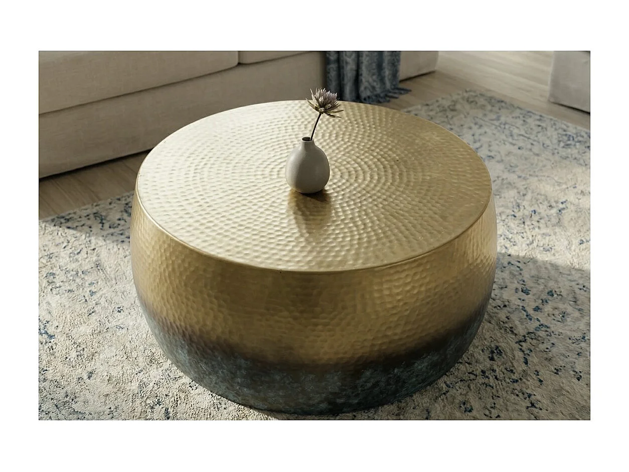Table basse TRIANE 60 cm en aluminium doré et bleu – Table basse ronde design effet martelé