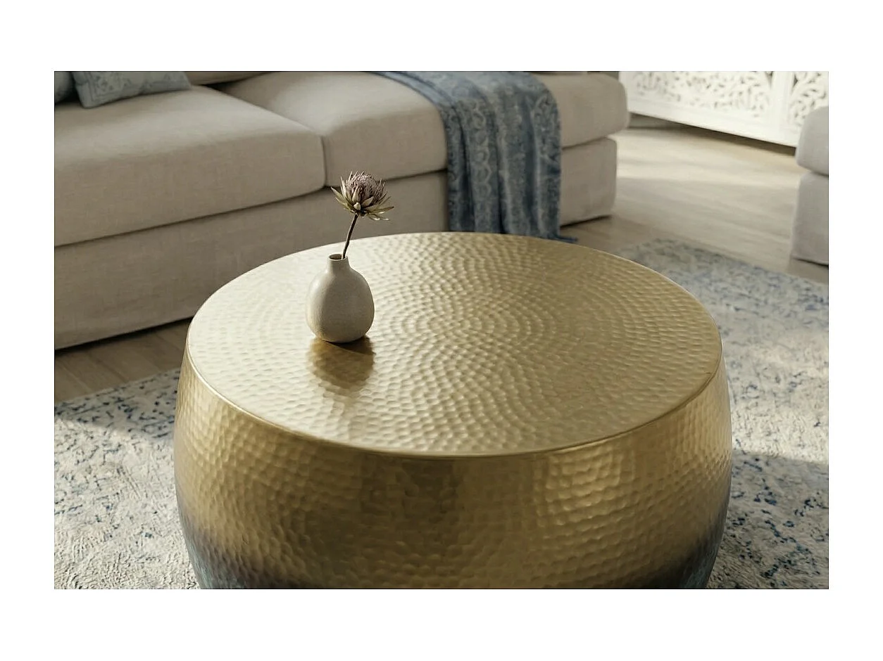 Table basse TRIANE 60 cm en aluminium doré et bleu – Table basse ronde design effet martelé