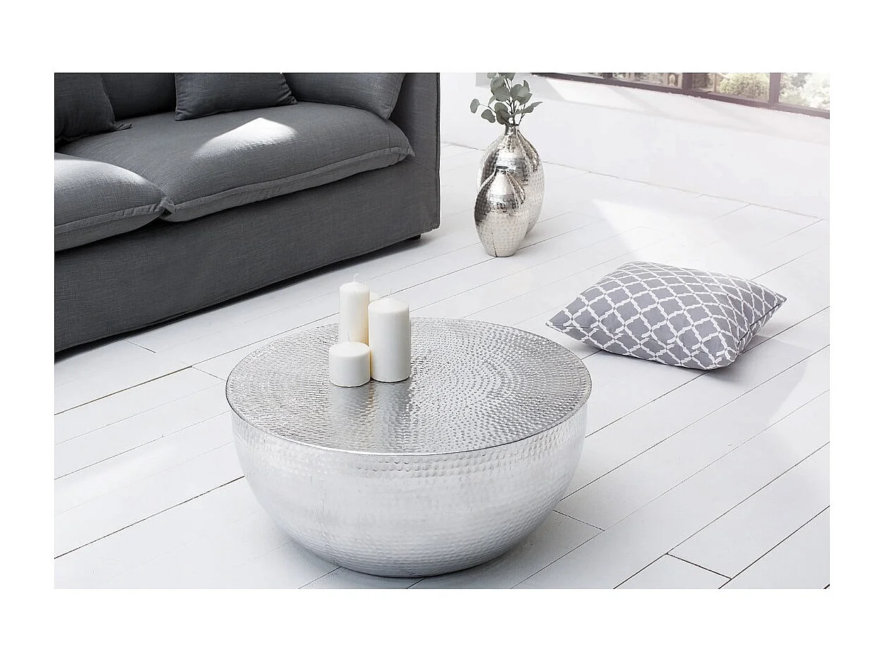 Mesa baja TRIANE 60 cm en aluminio plateado martillado – Mesa baja redonda de diseño