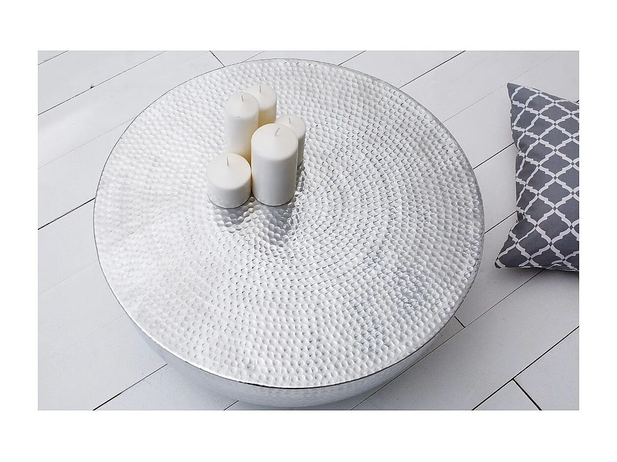 Mesa baja TRIANE 60 cm en aluminio plateado martillado – Mesa baja redonda de diseño
