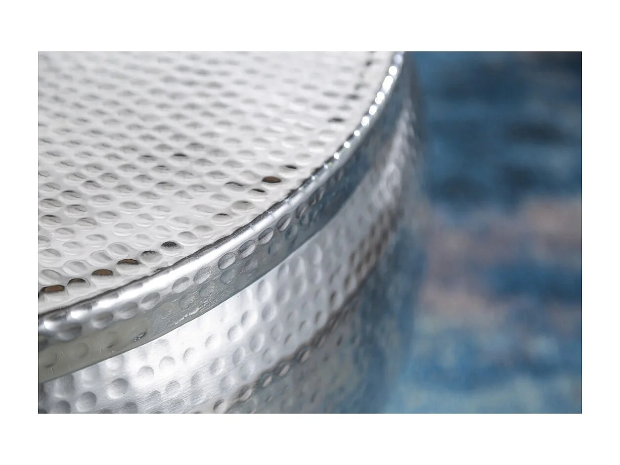 Mesa baja TRIANE 70 cm plata martillada – Aluminio brillante efecto golpes de martillo