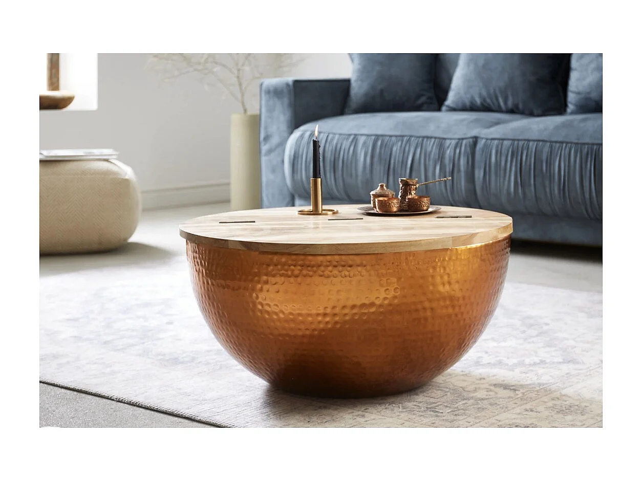 Mesa baja TRIANE 60 cm con cofre - Tablero de madera de acacia y estructura de aluminio cobre martillado
