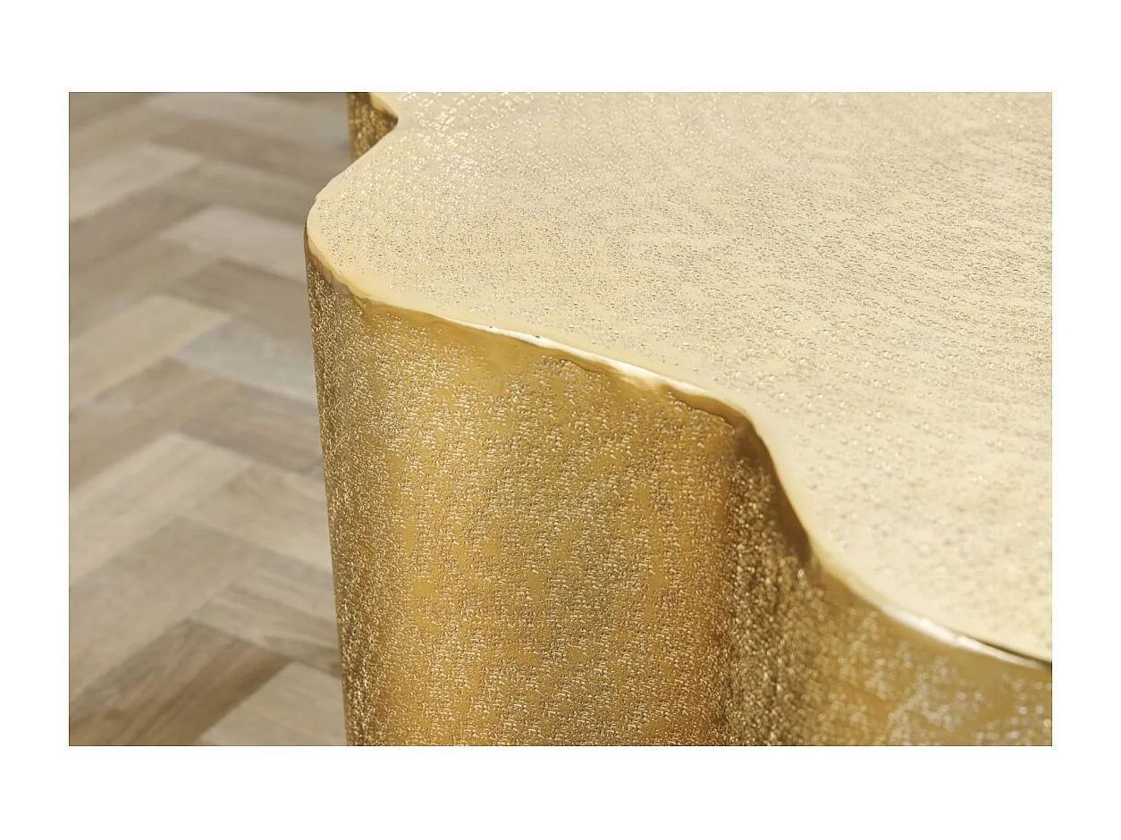 Lage tafel TRIANE goud in organische vorm – Glanzend aluminium asymmetrisch ontwerp