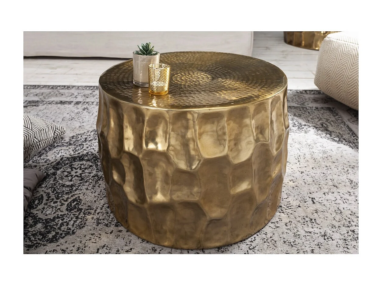 Table basse TRIANE dorée 55 cm – Aluminium martelé design sculpté