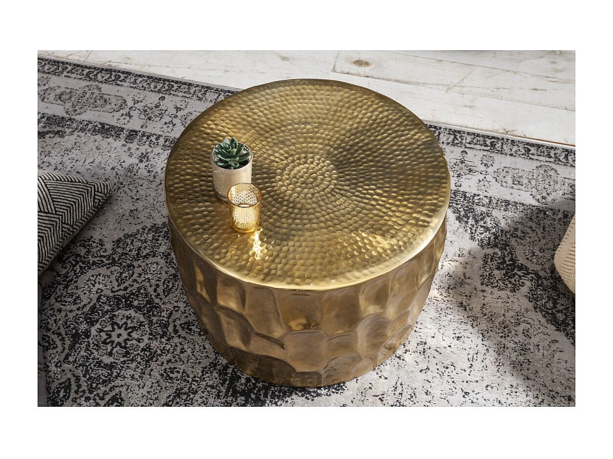 Table basse TRIANE dorée 55 cm – Aluminium martelé design sculpté
