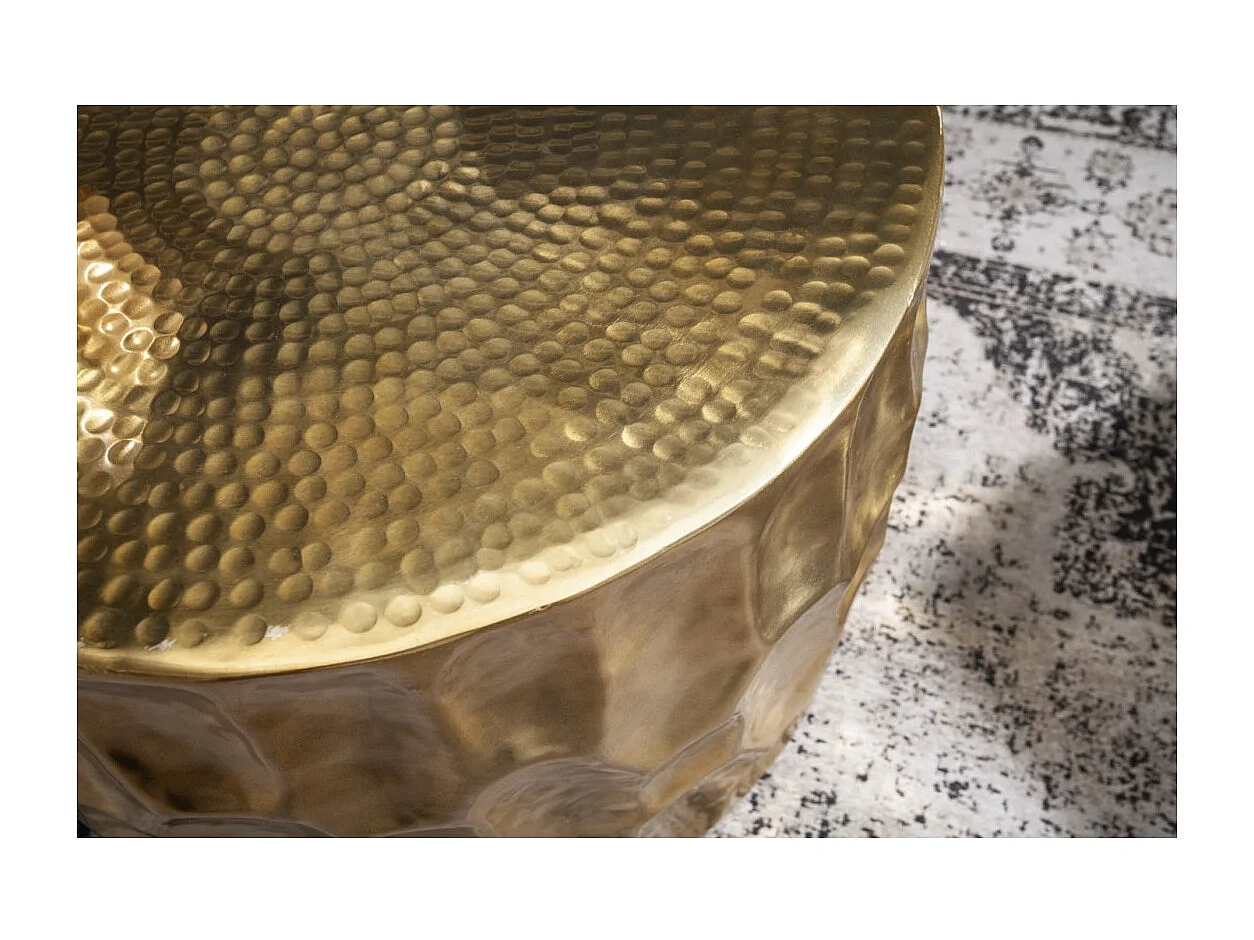 Table basse TRIANE dorée 55 cm – Aluminium martelé design sculpté