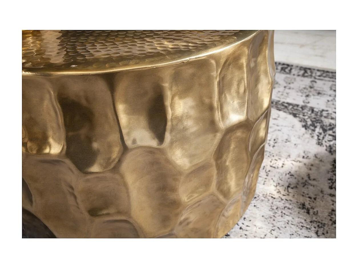 Table basse TRIANE dorée 55 cm – Aluminium martelé design sculpté