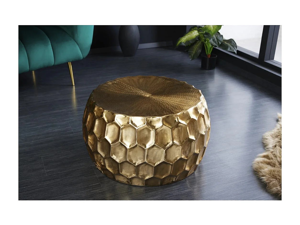 Table basse TRIANE dorée 70 cm – Aluminium martelé effet nid d'abeille design