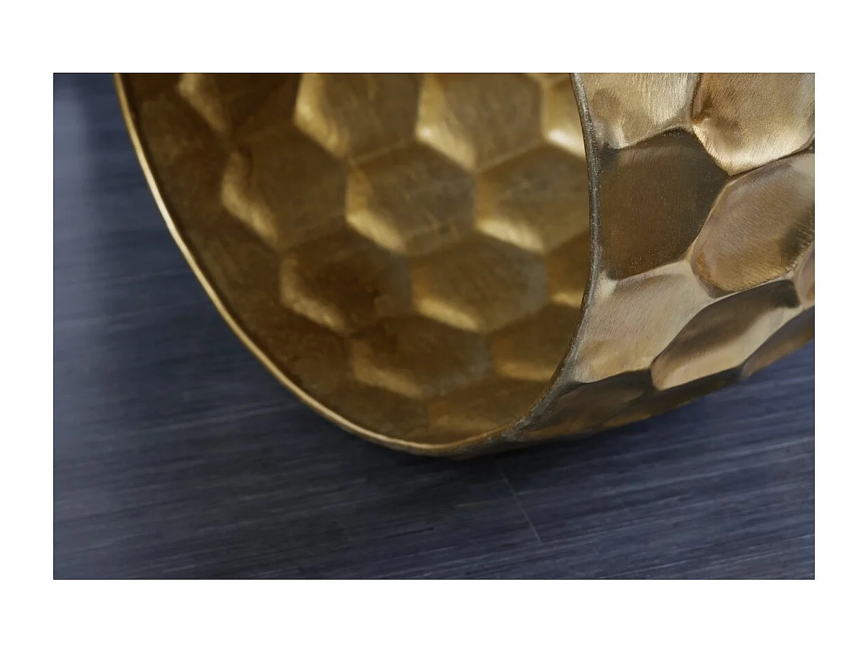 Table basse TRIANE dorée 70 cm – Aluminium martelé effet nid d'abeille design