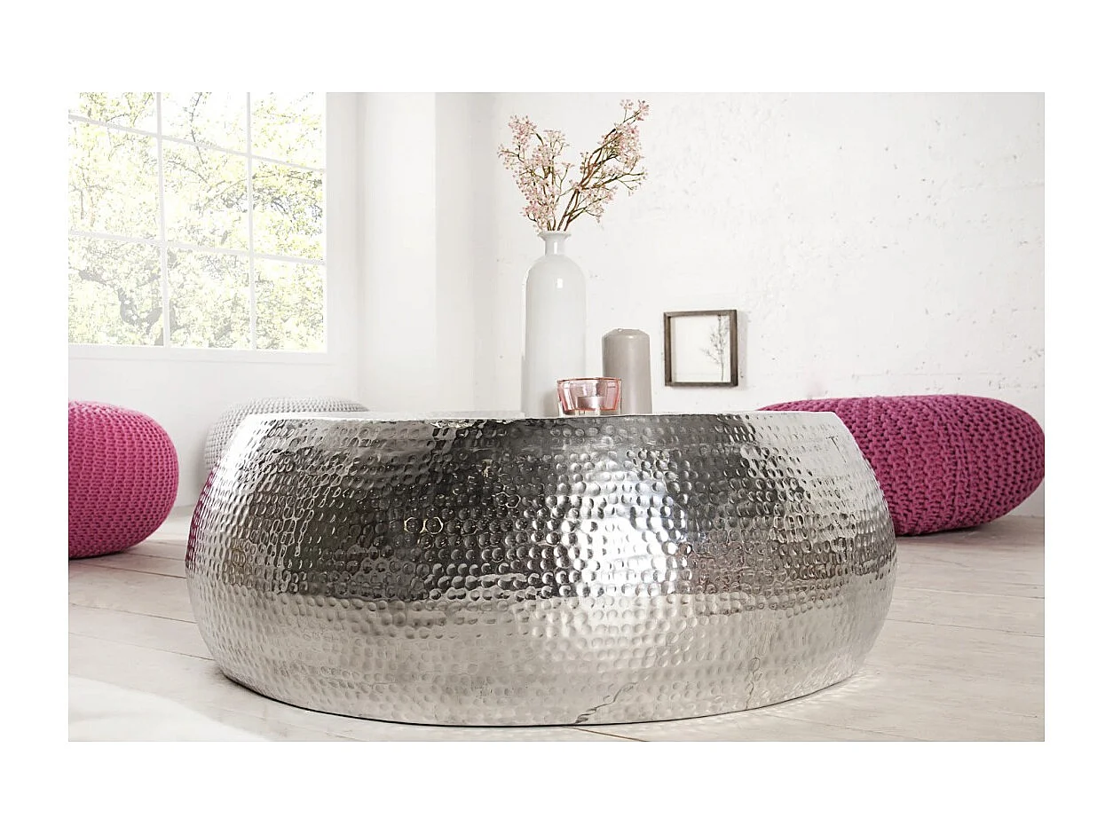 Mesa baja TRIANE plateada 80 cm – Aluminio martillado diseño brillante