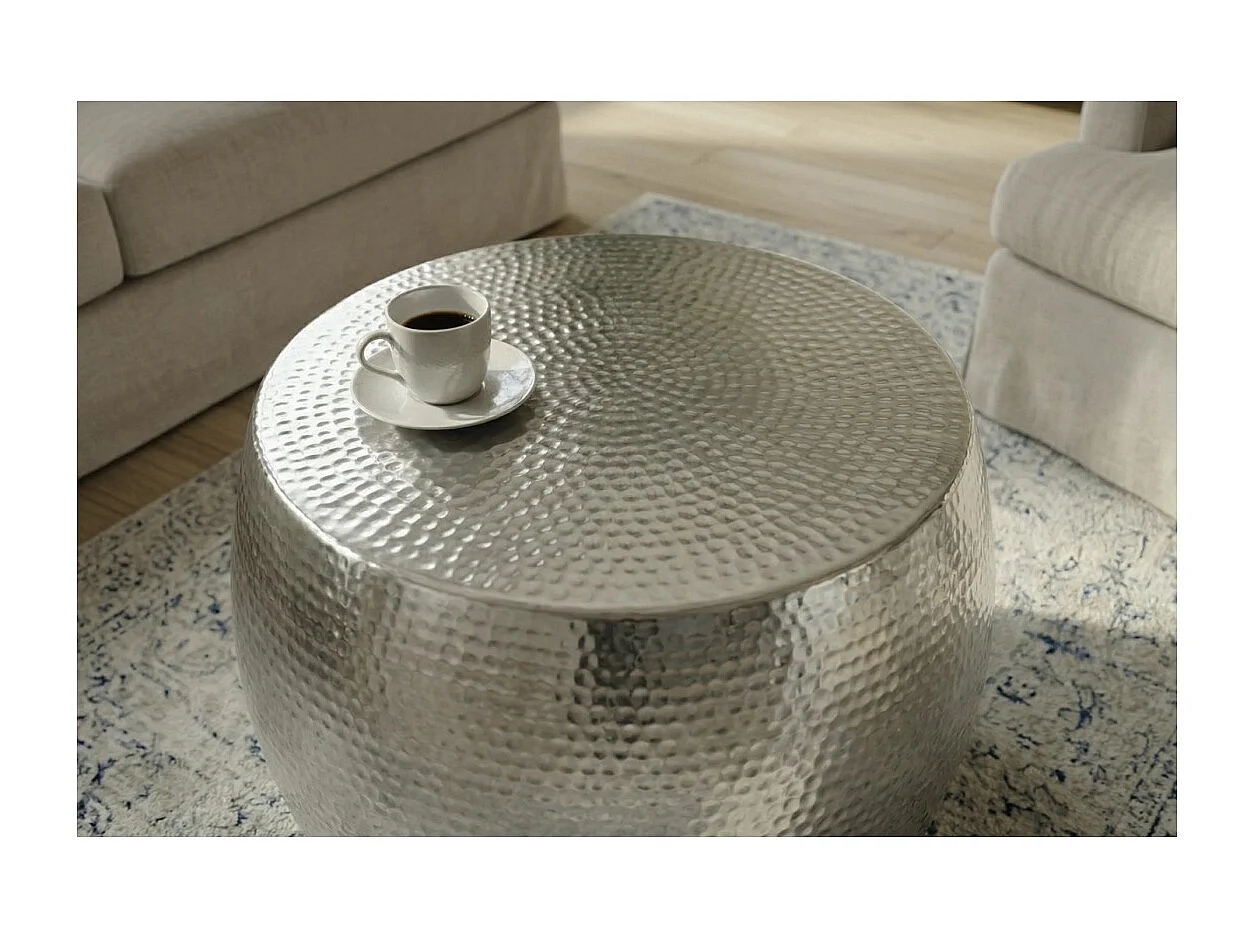 Mesa baja TRIANE 60 cm en aluminio plateado – Mesa baja redonda diseño efecto martillado