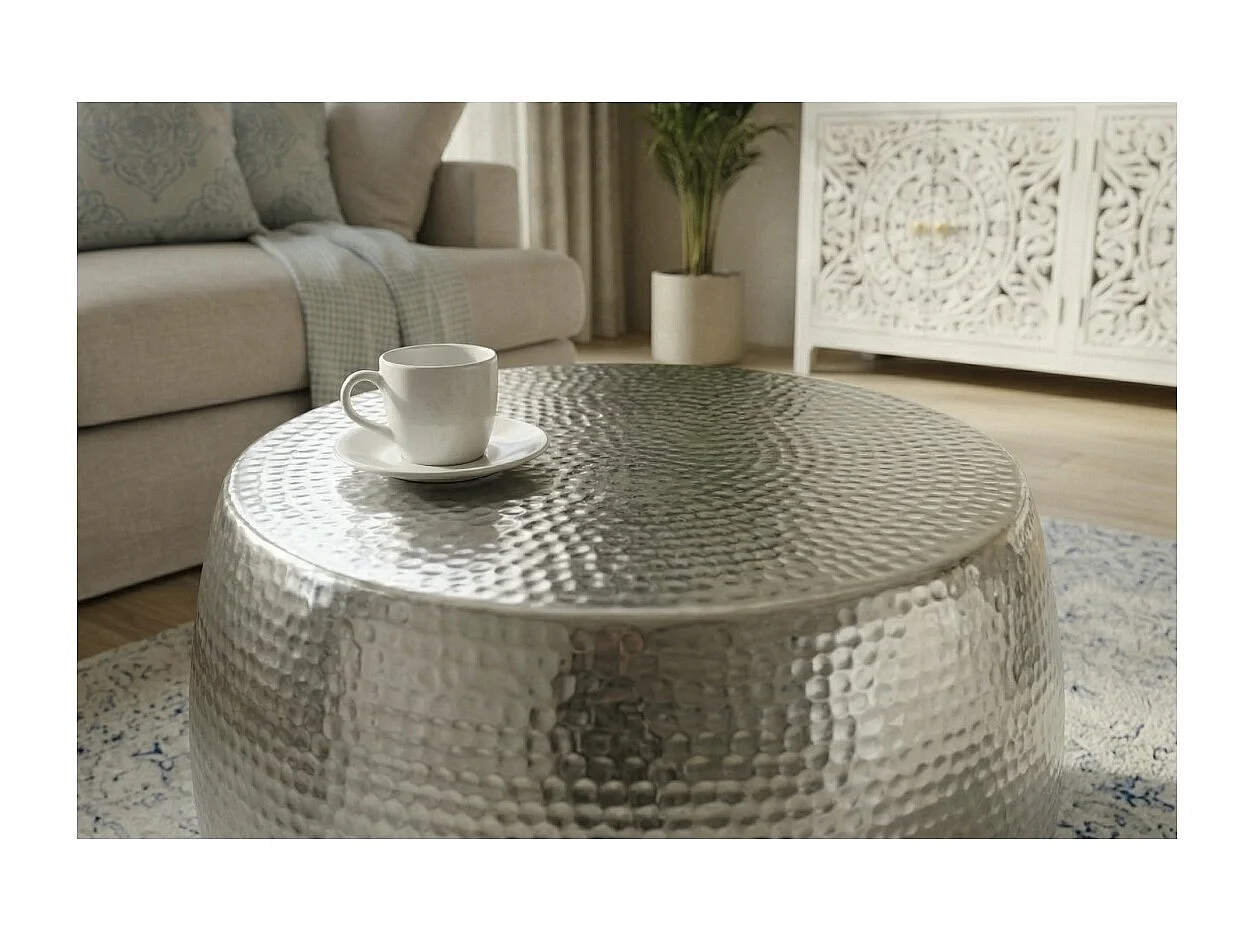 Mesa baja TRIANE 60 cm en aluminio plateado – Mesa baja redonda diseño efecto martillado