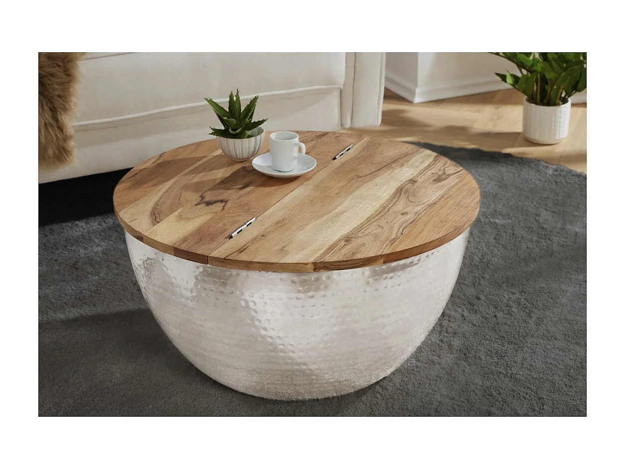 Mesa baja TRIANE 60 cm con cofre – Tapa de madera de acacia y estructura de metal plateado martillado