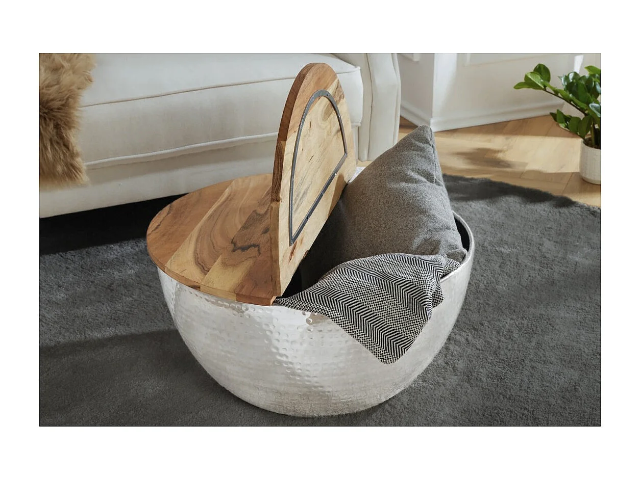 Mesa baja TRIANE 60 cm con cofre – Tapa de madera de acacia y estructura de metal plateado martillado