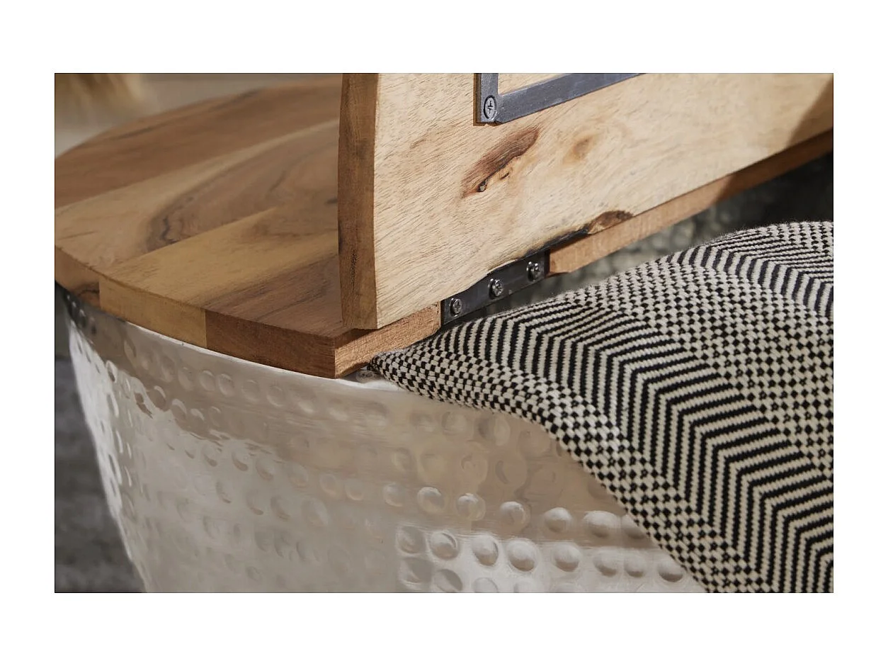 Mesa baja TRIANE 60 cm con cofre – Tapa de madera de acacia y estructura de metal plateado martillado