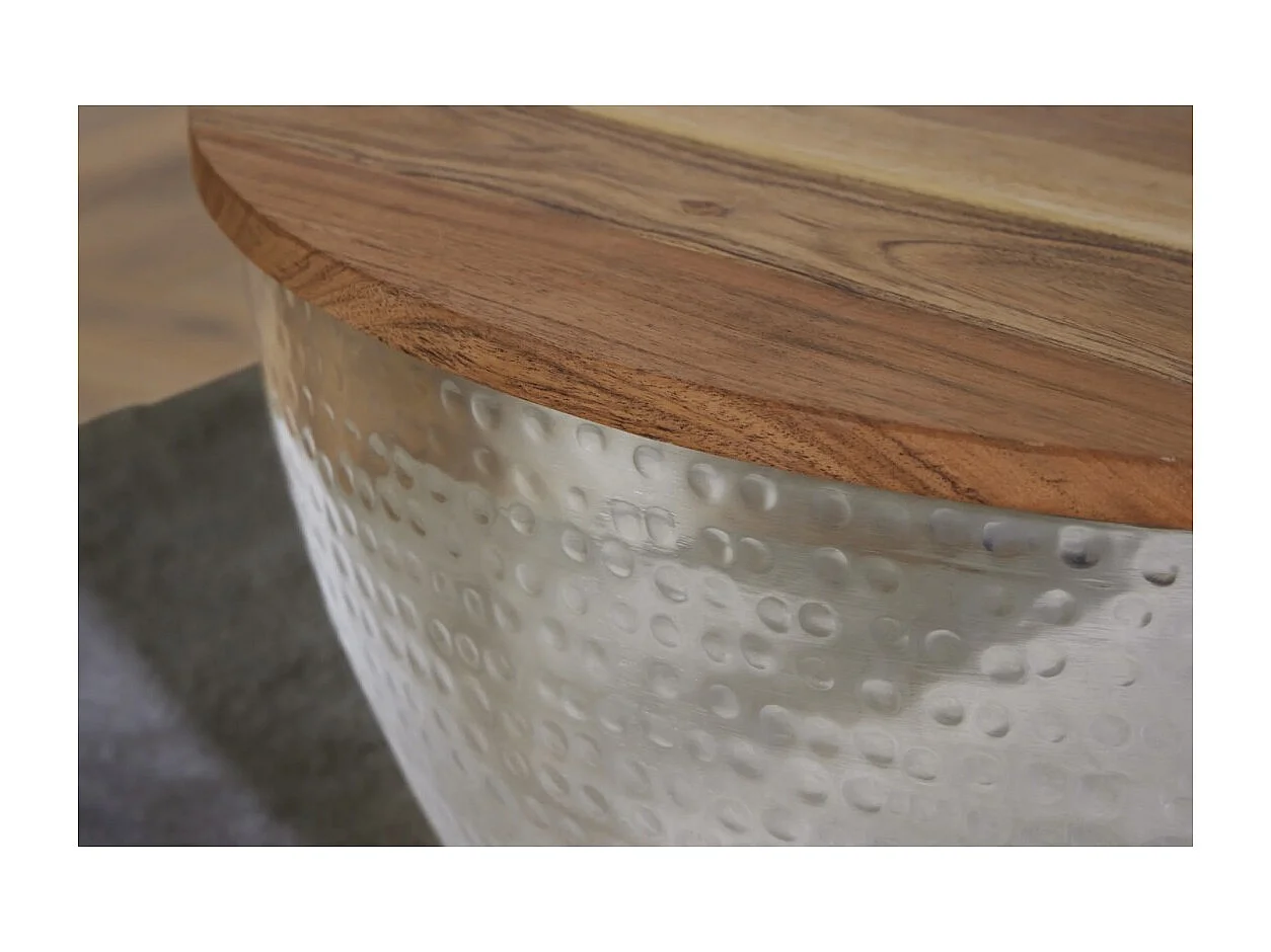 Mesa baja TRIANE 60 cm con cofre – Tapa de madera de acacia y estructura de metal plateado martillado