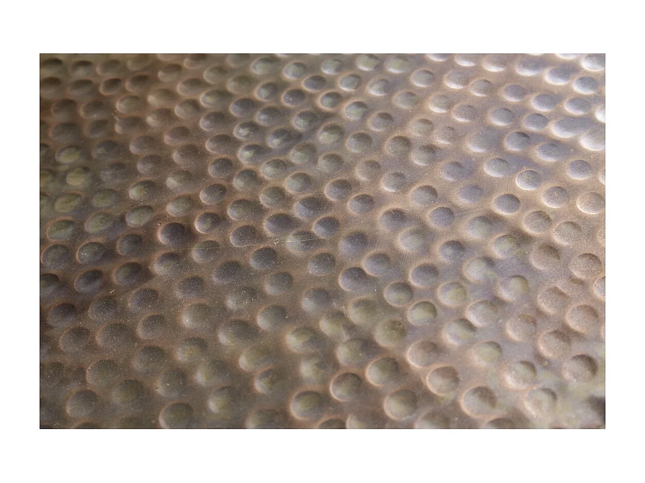 Mesa baja TRIANE marrón 80 cm – Aluminio martillado diseño brillante