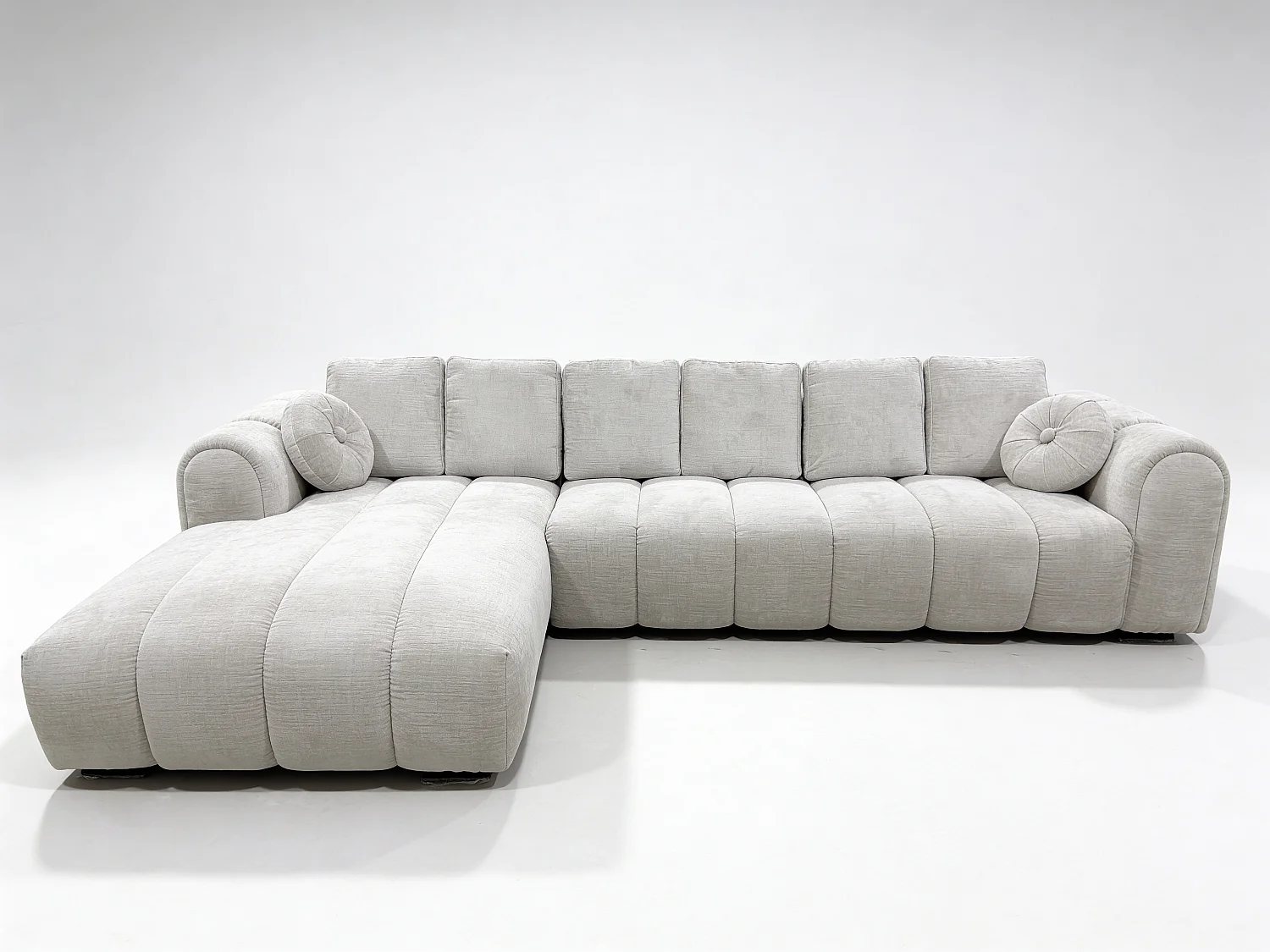 Canapé d’angle gauche 5 places avec méridienne en tissu blanc cassé ROMA– Homeluxury