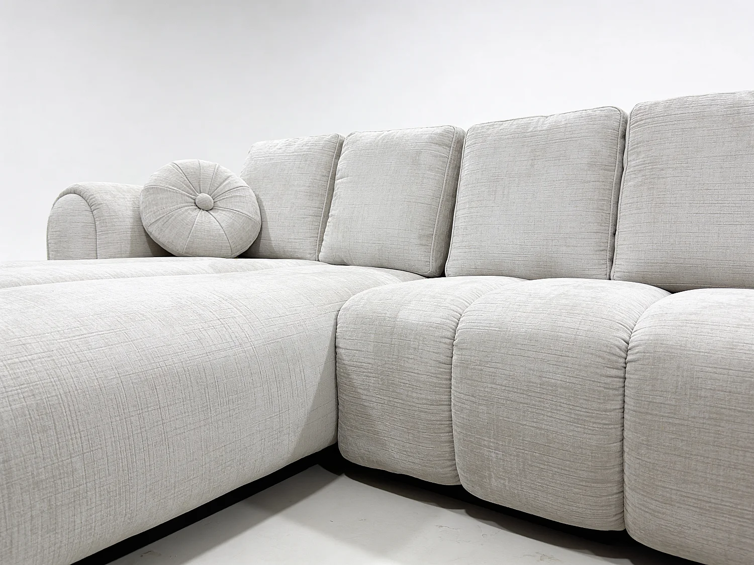 Canapé d’angle gauche 5 places avec méridienne en tissu blanc cassé ROMA– Homeluxury