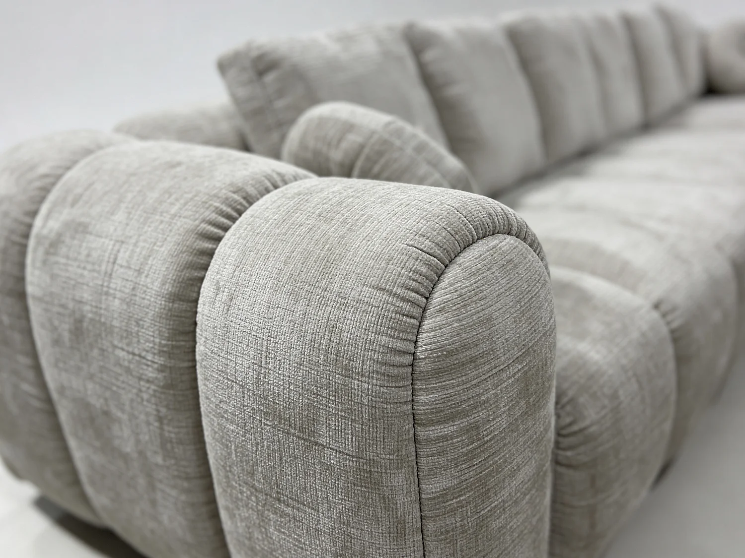 Canapé d’angle gauche 5 places avec méridienne en tissu blanc cassé ROMA– Homeluxury