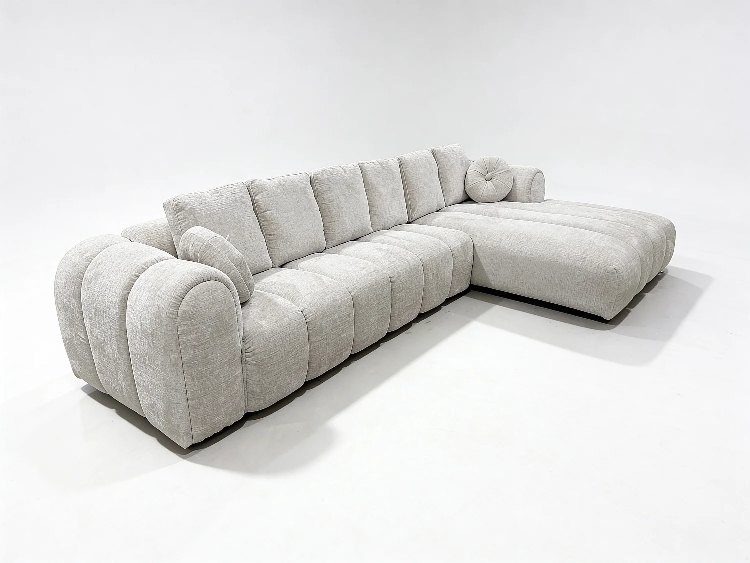 Canapé d’angle droit 5 places avec méridienne en tissu blanc cassé ROMA– Homeluxury