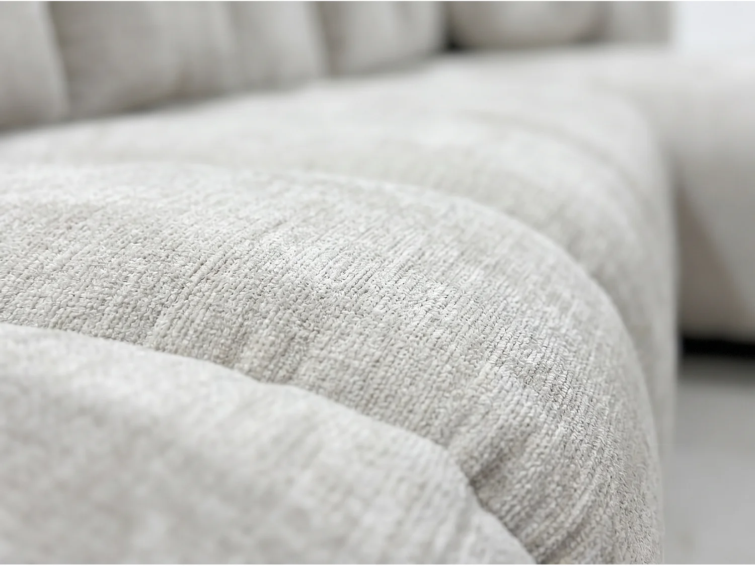Canapé d’angle droit 5 places avec méridienne en tissu blanc cassé ROMA– Homeluxury