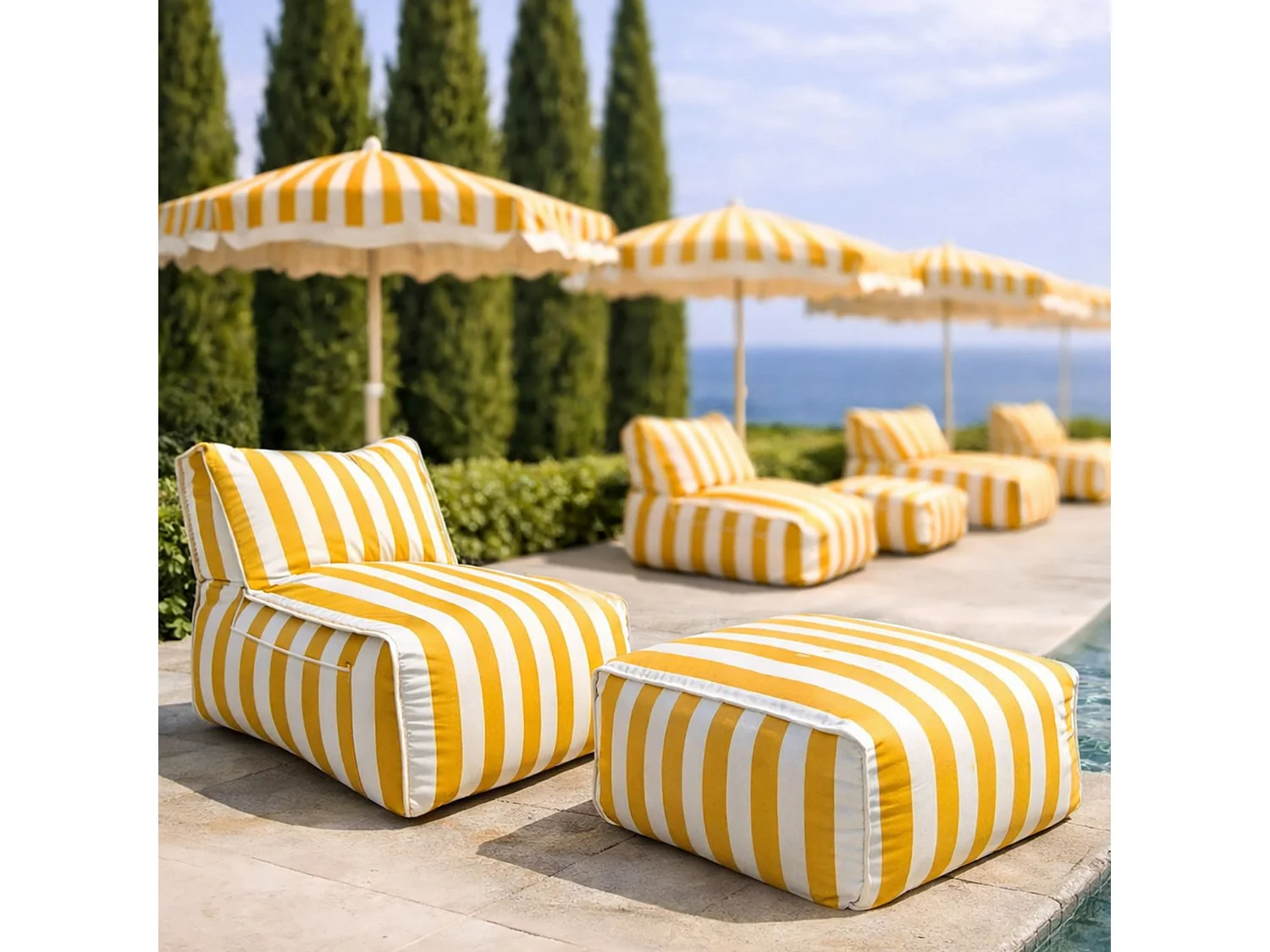 Now's Home - Ensemble Fauteuil+pouf Compresses Rayes Bouton D'or Et Blanc Flavio