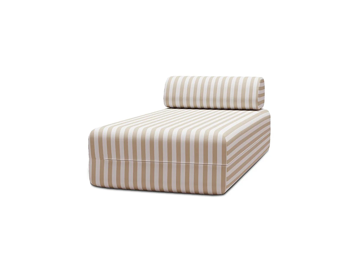 Tumbona de exterior a rayas, blanca y beige.
