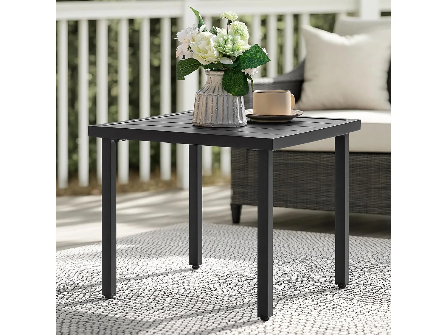 Table D’Appoint Carrée Plateau Lamelles Pieds Réglables Métal Noir