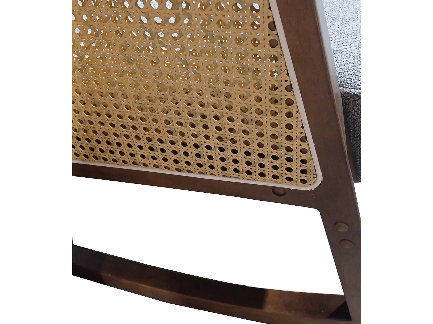 Butaca mecedora Gris de estilo boho con estructura de madera oscura y ratán Sofia