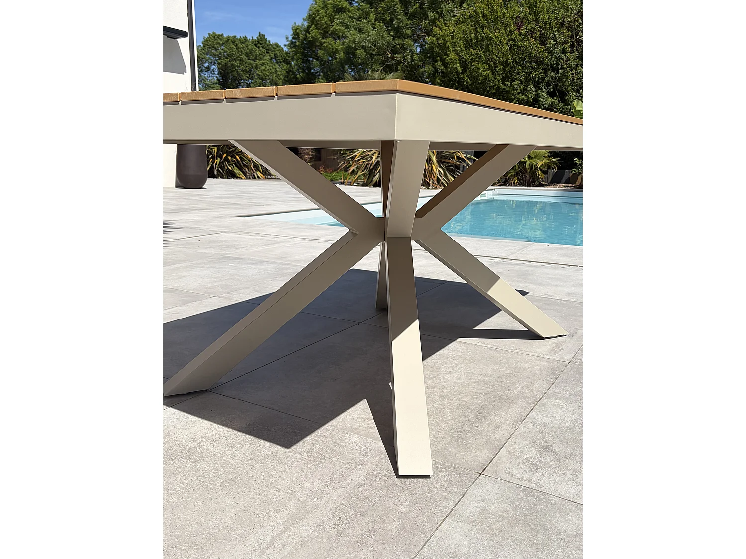 Table de jardin en alu plateau polywood  aspect bois - Grège - LAMU