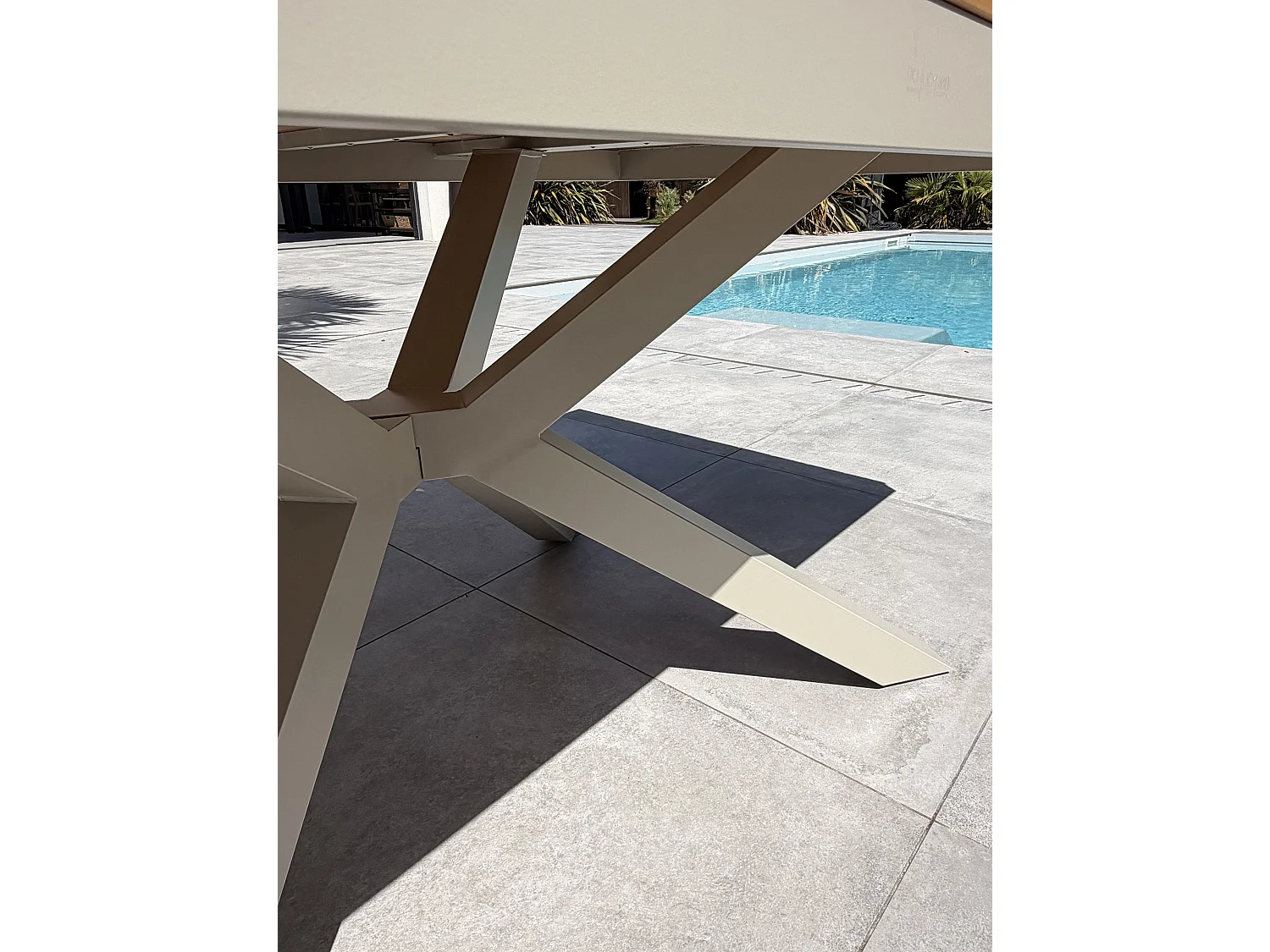 Table de jardin en alu plateau polywood  aspect bois - Grège - LAMU