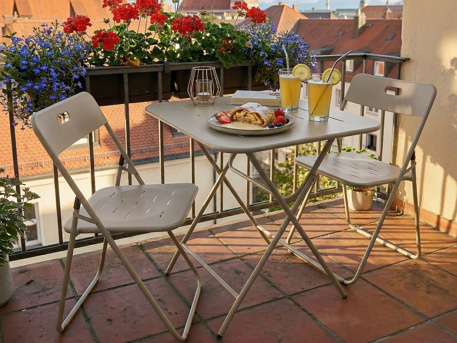 Set 3 pièces pliable : 2 chaises + 1 table, gain de place, confortable pour balcon, terrasse ou jardin – Brise d'Été