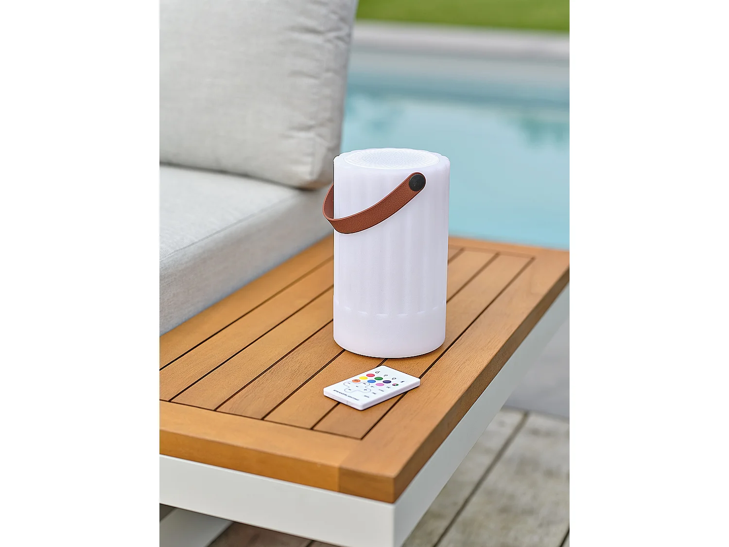 Luminária com altifalante Bluetooth sem fios e alça de couro.