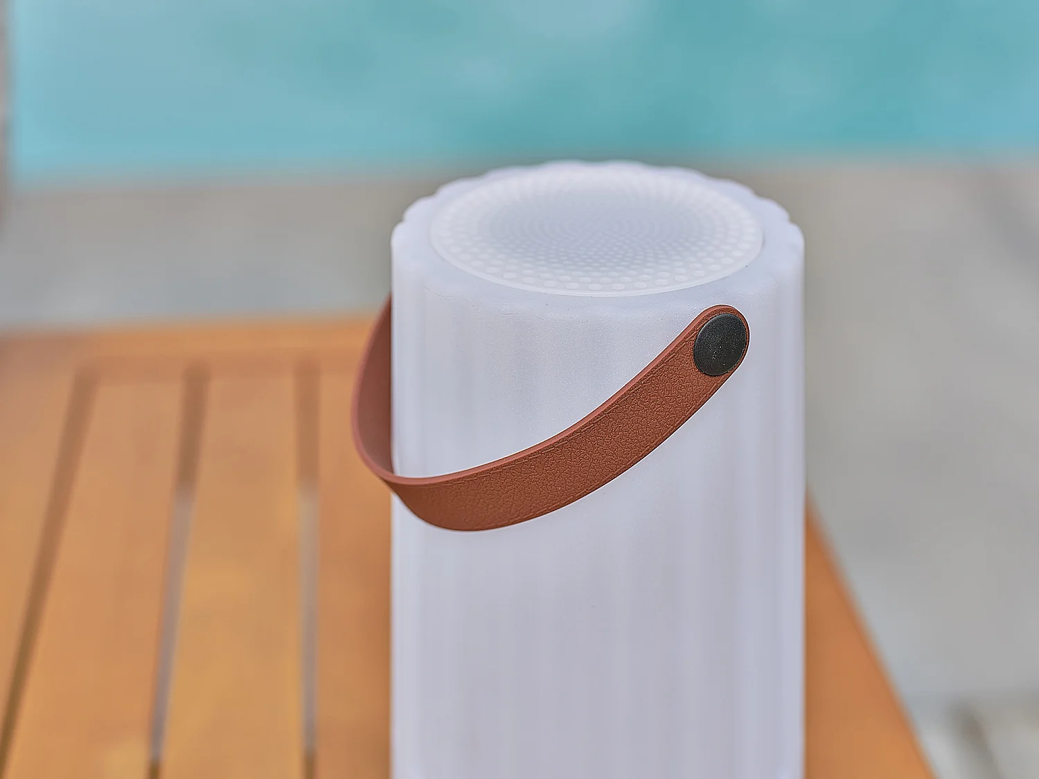 Luminária com altifalante Bluetooth sem fios e alça de couro.