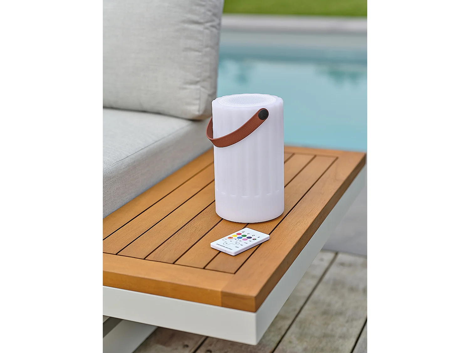 Luminária com altifalante Bluetooth sem fios e alça de couro.