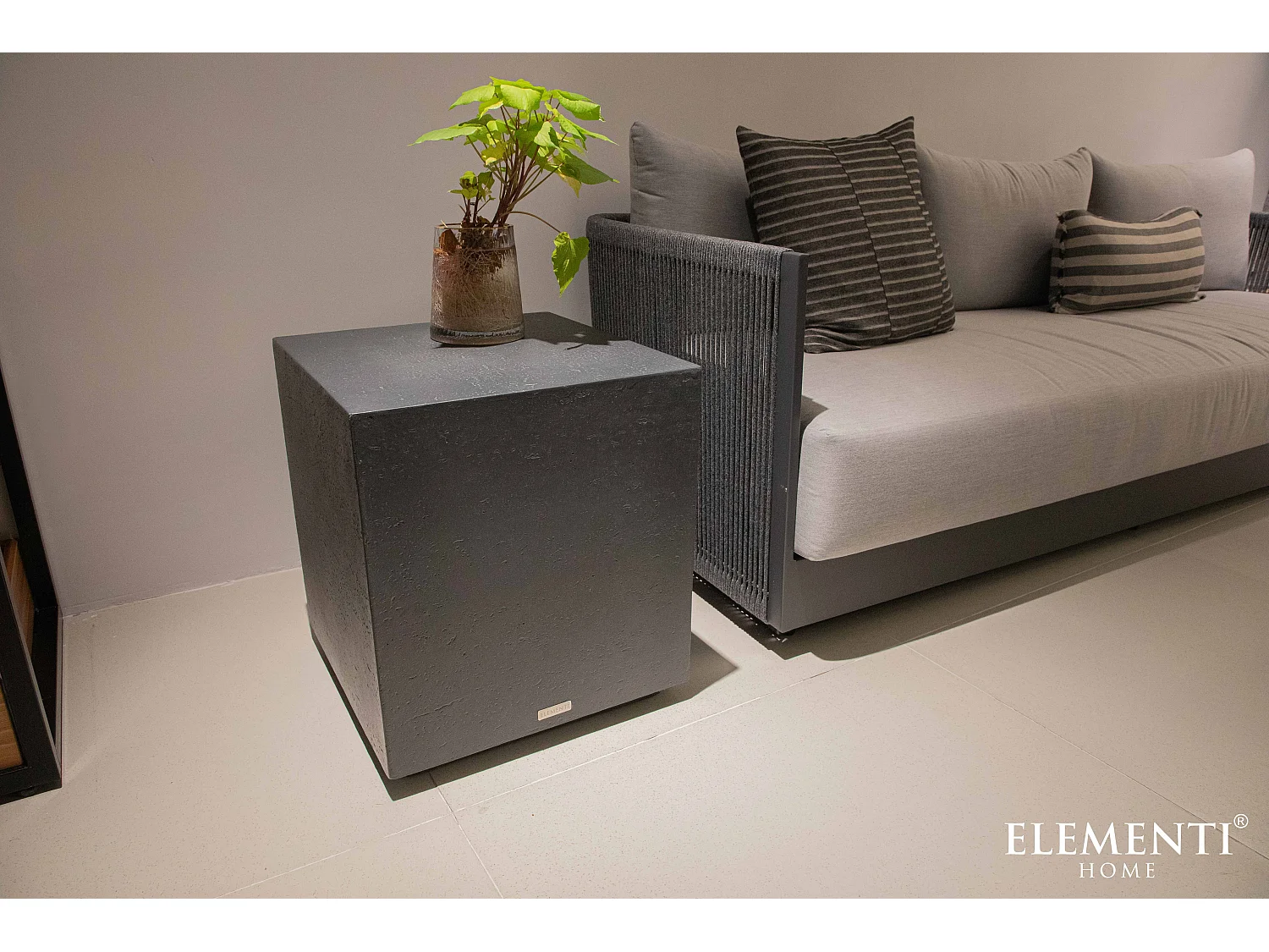 Table d'appoint TEVERE en béton fibré 45x45x51 cm