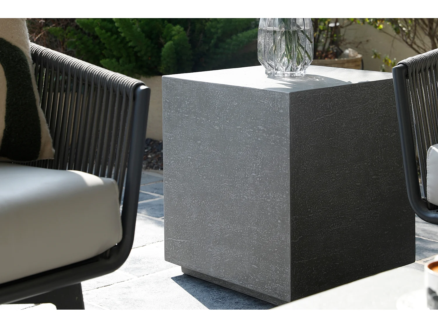 Table d'appoint TEVERE en béton fibré 45x45x51 cm