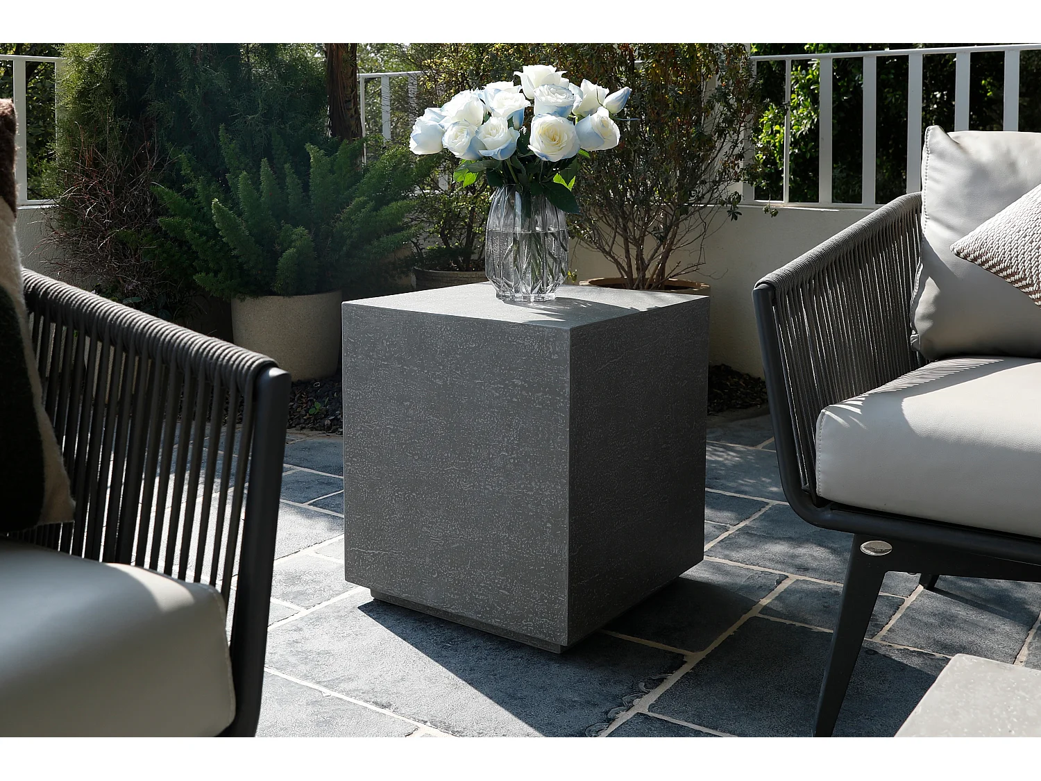 Table d'appoint TEVERE en béton fibré 45x45x51 cm