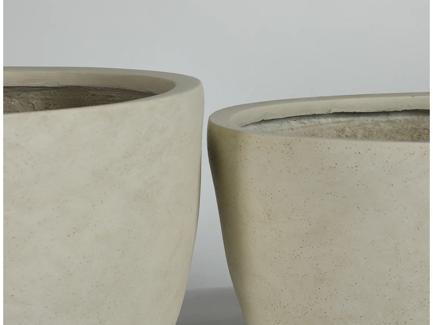 Blumentopf 2er Set aus Beton rund mit Drainagelöchern, Weiß, 38 x 32 cm und 45 x 37 cm, innen außen