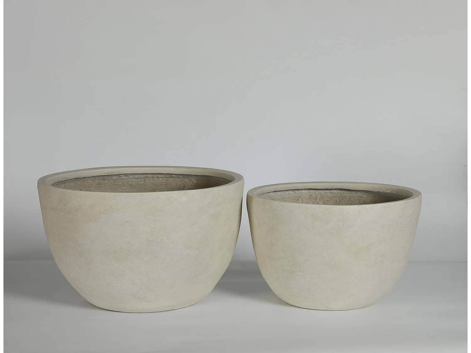 Blumentopf 2er Set aus Beton rund mit Drainagelöchern, Weiß, 38 x 32 cm und 45 x 37 cm, innen außen