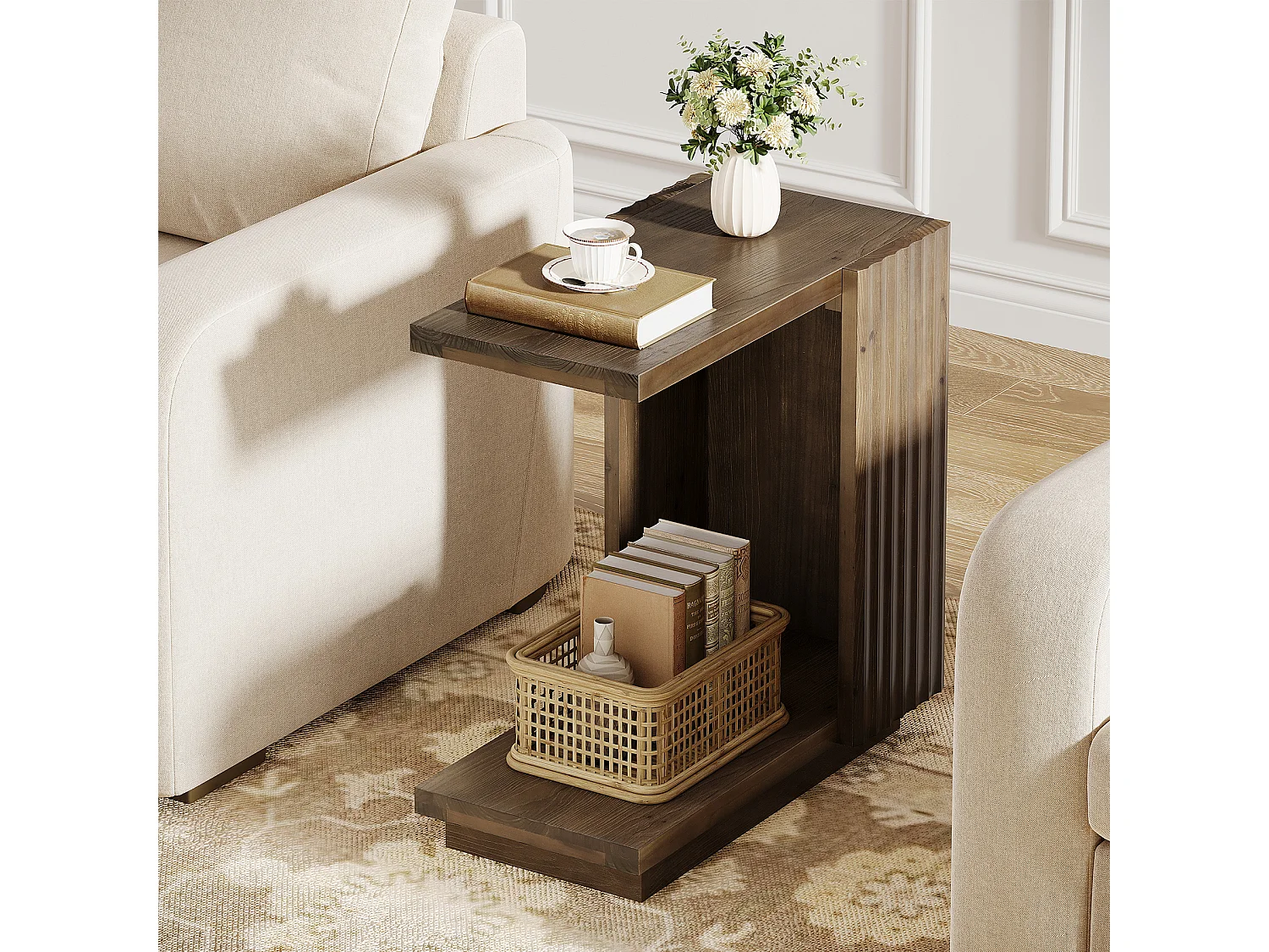 Table d'appoint en bois massif, table de chevet étroite en forme de C avec panneaux cannelés et étagère de rangement