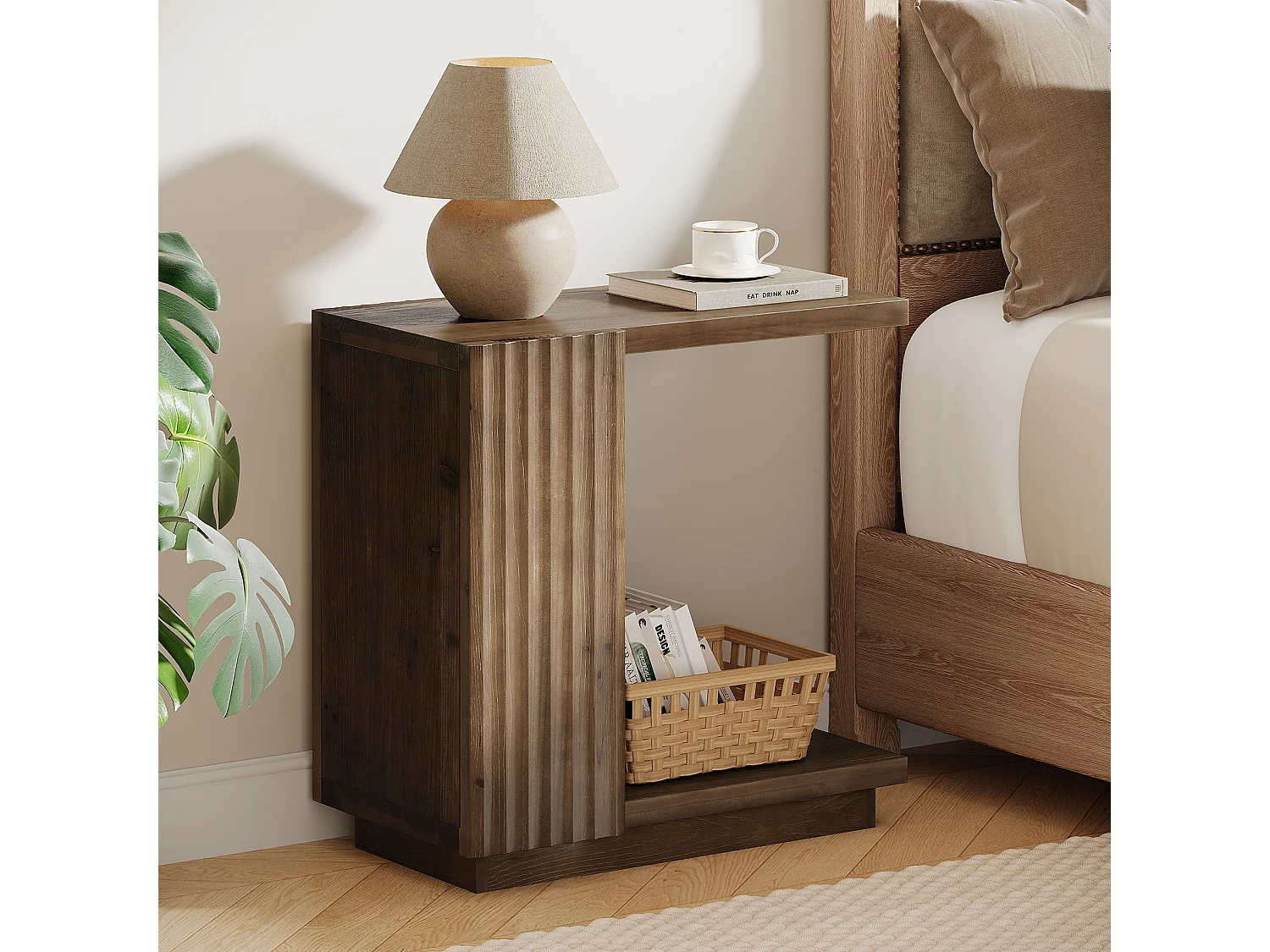 Table d'appoint en bois massif, table de chevet étroite en forme de C avec panneaux cannelés et étagère de rangement