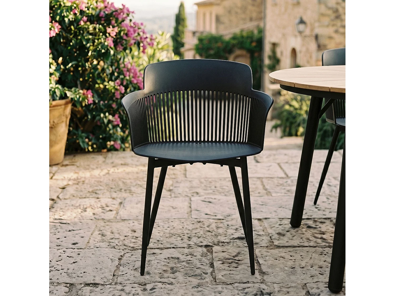 Lot de 4 Chaises de Jardin MANTEY avec Accoudoirs, Fauteuil d'Extérieur en Plastique Noir Résistant aux UV et Pieds en Métal