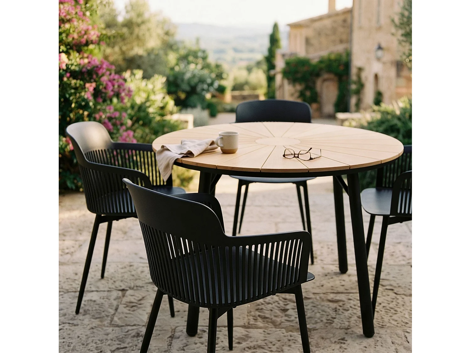 Lot de 4 Chaises de Jardin MANTEY avec Accoudoirs, Fauteuil d'Extérieur en Plastique Noir Résistant aux UV et Pieds en Métal
