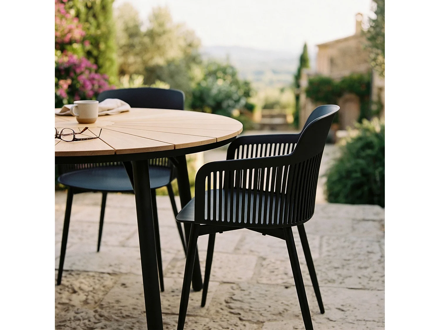 Lot de 4 Chaises de Jardin MANTEY avec Accoudoirs, Fauteuil d'Extérieur en Plastique Noir Résistant aux UV et Pieds en Métal