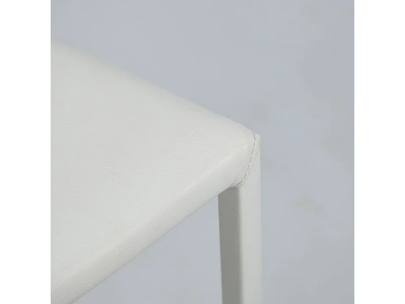 Lot de 4 chaises empilables en simili blanc et 4 pieds en acier - LUFY