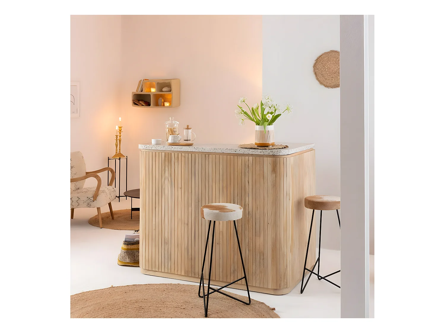 Barra de esquina de madera de mango y terrazo con almacenamiento y estilo contemporáneo